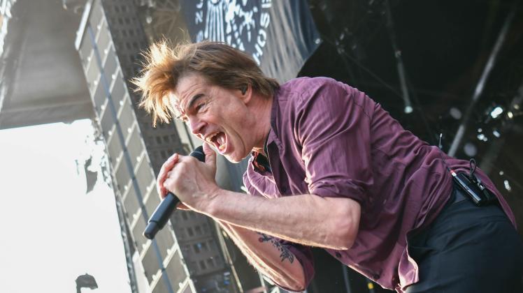 Toten Hosen, Marteria und Madsen rocken im IGA-Park in Rostock Konzert der Toten Hosen im IGA-Park Rostock: Sänger Campino rockte die Bühne mit neuen, aber auch bekannten Liedern.