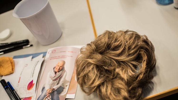 ARCHIV - Oft können Angehörige erahnen, ob Krebs-Patientinnen oder -Patienten über ihre Erkrankung sprechen möchten. Fällt ein «Ich war im Krankenhaus» oder ein «Ich habe ja meine Haare verloren», kann das ein Einstieg in ein Gespräch sein. Foto: Andreas Arnold/dpa/dpa-tmn