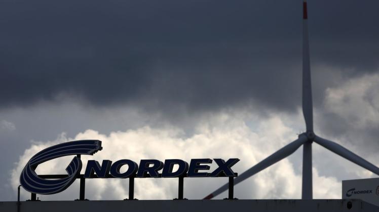 Über das Rotorblattwerk des Windkraftanlagen-Herstellers Nordex ziehen dunkle Wolken hinweg. Foto: Bernd Wüstneck/dpa