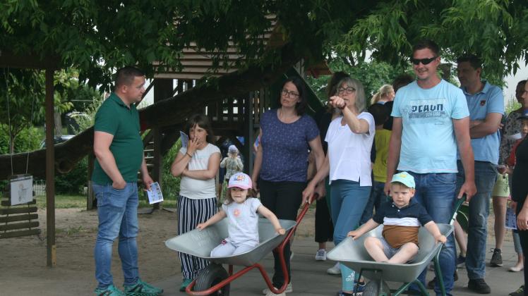 Beim Schubkarrenrennen der Kinderolympiade in Boizenburg war die Hilfe der Eltern gefragt