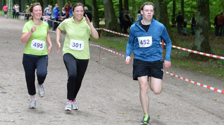 Läufer sprinten im Ludwigsluster Schlossgarten