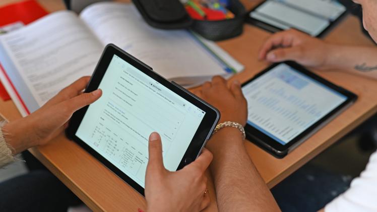 Schüler mit Tablets