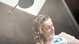 ILLUSTRATION - Im Sommer etwas kühler duschen - so einfach kann Energiesparen sein. Foto: Christin Klose/dpa-tmn