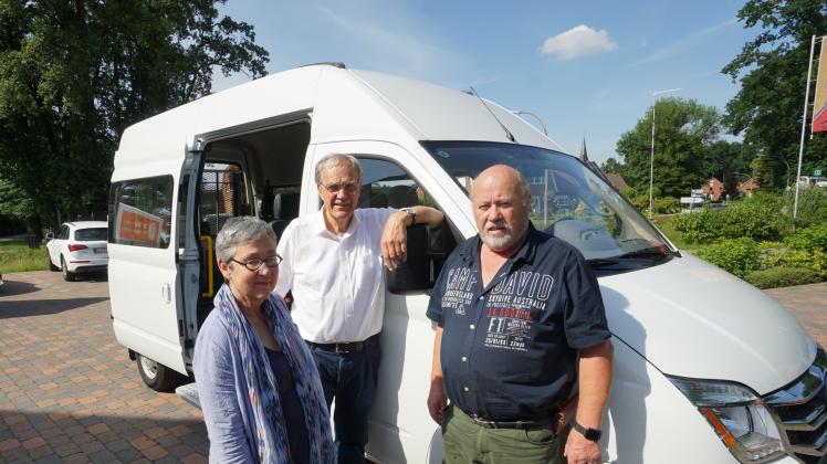 Den neuen Bus haben Karin Geyer, Heribert Kleene und Alfons Schrandt vorgestellt. Er ist ab sofort einsatzbereit. 