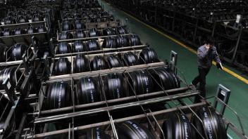 Bildnummer: 56662104  Datum: 06.12.2011  Copyright: imago/China Foto Press
JIAXING, CHINA - DECEMBER 06: (CHINA OUT) An employee works on a tire production line at Hankook Tire (Jiaxing) Co., Ltd on December 6, 2011 in Jiaxing, Zhejiang Province of China. Hankook Tire announced its partnership with BMW as an original equipment tire supplier for the new BMW 1 Series. The new 1 Series will be fitted with Hankook\ s ultra-high performance Ventus Prime&sup2; tire. PUBLICATIONxINxGERxSUIxAUTxHUNxONLY Wirtschaft Autoindustrie Zulieferer Reifen Autoreifen Auto Produktion Werk Fotostory xns x0x 2011 quer 

 56662104 Date 06 12 2011 Copyright Imago China Photo Press Jiaxing China December 06 China out to Employee Works ON a Tire Production Line AT Hankook Tire Jiaxing Co Ltd ON December 6 2011 in Jiaxing Zhejiang Province of China Hankook Tire announced its Partnership With BMW As to Original Equipment Tire supplier for The New BMW 1 Series The New 1 Series will Be fitted With Hankook S Ultra High Performance Ventus  Tire PUBLICATIONxINxGERxSUIxAUTxHUNxONLY Economy Auto industry Suppliers Tires Car tyres Car Production Work Photo Story xns x0x 2011 horizontal  