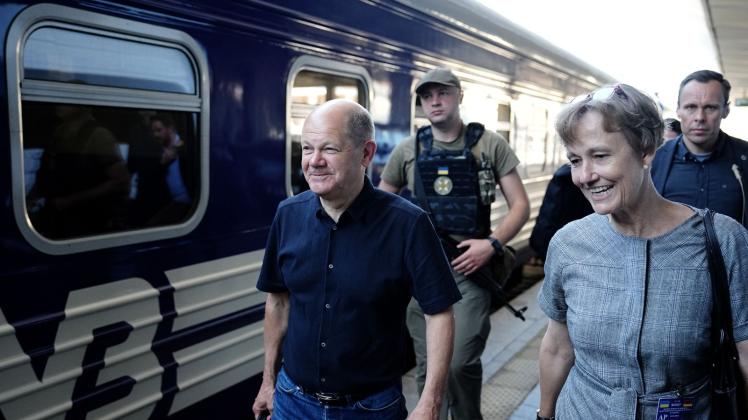 Olaf Scholz nach seiner Ankunft am Bahnhof in Kiew. Deutschlands Botschafterin in Kiew, Anka Feldhusen, nimmt ihn auf dem Bahnsteig in Empfang. Foto: Kay Nietfeld/dpa