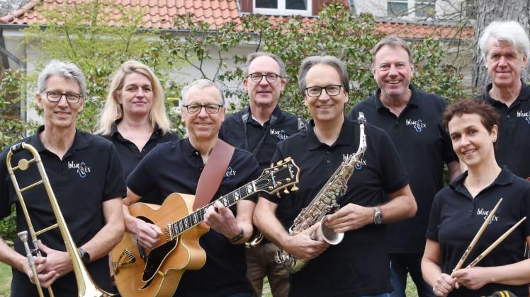 Die beiden Jazzbands „Konfusion Big Band“ und „BlueSix“ proben am 26. Juni in der Konzertmuschel im Kurpark Schledehausen.
