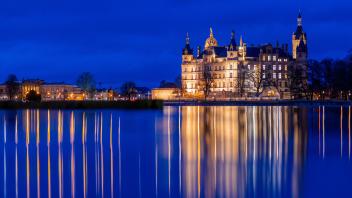 Schloss spiegelt sich im Burgsee