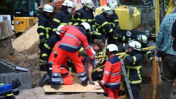 Der Arbeiter wurde von der Feuerwehr aus der Grube geborgen
