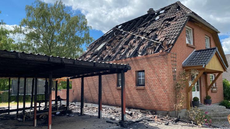 Nach dem Feuer ist das rund 20 Jahre alte Haus in Schlagsdorf derzeit nicht bewohnbar.