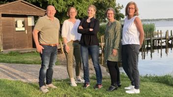 Bildmitte: Maike Pabst (neue Trainerin), von links: Thorsten Kettler (Vorstand Volleyball), Nicole Rieken, Anica Albers und Doris Abheiden (Mitglieder Volleyball Leitungsteam)
