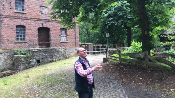 Ulrich Tüchter führt Besucher gerne über den Familienbesitz, wenn er denn selbst wieder einmal in Wersen ist, um sich um die Mühle (links hinter ihm), die übrigen Gebäude und ihre Geschichte zu kümmern.