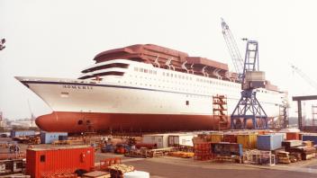 Das erste Kreuzfahrtschiff der Meyer Werft, die „Homeric“, kurz vor ihrem Stapellauf im Jahr 1985.