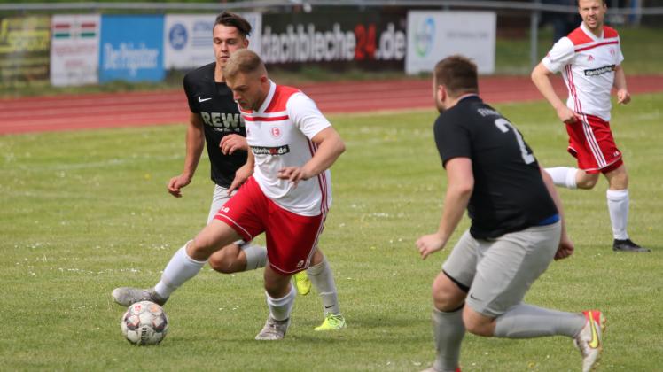 Lewin Julius Neukirch (mit Ball) und Einheit Perleberg bestreiten am Samstag gegen Fortuna Babelsberg ihr letztes Heimspiel in dieser Saison und wollen sich von den treuen Fans mit einer guten Leistung verabschieden.
