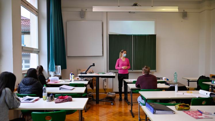 Lehrerin mit Mundschutzmaske im Präsenzunterricht, Fenster geschlossen, Corona-Krise, Stuttgart, Baden-Württemberg, Deut