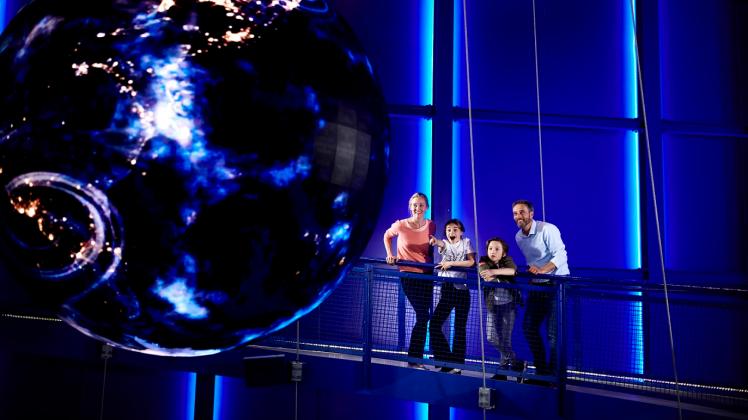 ADVERTORIAL-Universe Science Park. Der blaue Kubus zeigt die Entstehung der Welt, erweckt Blitz und Donner und lässt einen Geysir in die Höhe steigen.