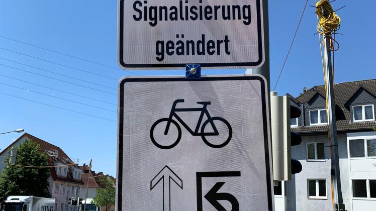 Das Hinweisschild – hier an der Kreuzung Bremer Straße und Gartlager Weg – weist auf die neue Regelung zum Linksabbiegen hin.