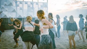 Beim Am Meer Festival am Strand von Markgrafenheide erwarten die Besucher wie im vergangenen Jahr Acts aus Rostock und in diesem Jahr auch international bekannte Künstler.