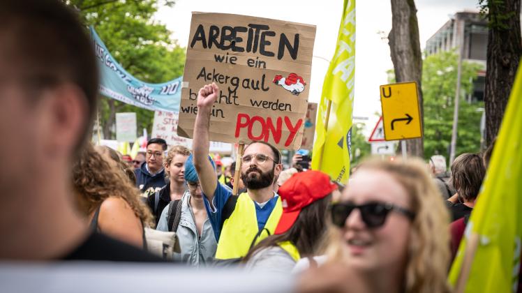 Streik an Unikliniken in Nordrhein-Westfalen - Demonstration