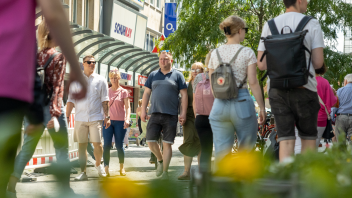 Am Westfalentag besuchen alljährlich zahlreiche Bürger*innen aus Nordrhein-Westfalen die Osnabrücker Innenstadt um zu Shoppen, zu Essen oder einfach nur zum Spazierengehen. Foto: Tobias Saalschmidt