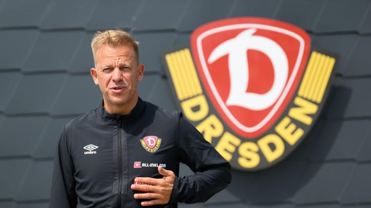 Der neue Trainer des Drittligisten SG Dynamo Dresden, Markus Anfang, steht vor dem Dynamo-Logo. Foto: Robert Michael/dpa