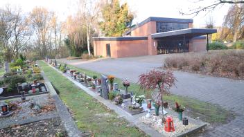 Der neuere Teil des Friedhofes neben der Leichenhalle in Aschendorf soll nach dem Willen der Papenburger SPD aufgegeben und die Fläche als Friedhofswald „ab sofort“ vermarktet werden (Archivbild).