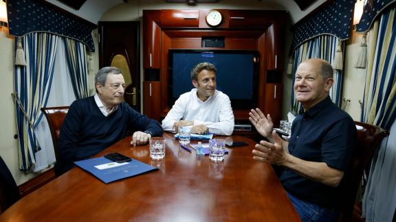 Olaf Scholz reiste nicht allein nach Kiew. Im Zug waren auch der Präsident von Frankreich, Emmanuel Macron (Mitte) und der Ministerpräsident von Italien, Mario Draghi (links). Foto: Ludovic Marin/AFP POOL/dpa