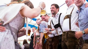 Bad Iburg: Ostenfelder Bergfest - Wies&apos;n Gaudi im Festzelt