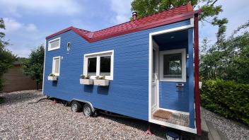 Das blaue Haus von Satow: In diesem Tiny House, das gewissermaßen noch eine Art Prototyp war, bietet Peter L. Pedersen seinen Kunden an, auf Probe im Mikrohaus zu wohnen.