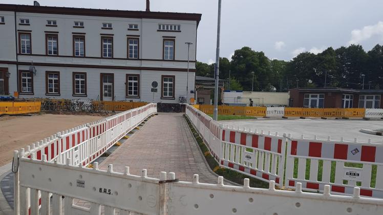Der Weg zum Empfangsgebäude am Bahnhof Ludwigslust führt am Montag über eine neue Trasse. Sie befindet sich nur wenige Meter neben der bisher genutzten Baustraße.