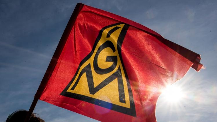 ARCHIV - Eine IG-Metall-Fahne weht im Wind. Foto: Daniel Bockwoldt/dpa/Daniel Bockwoldt/Symbolbild