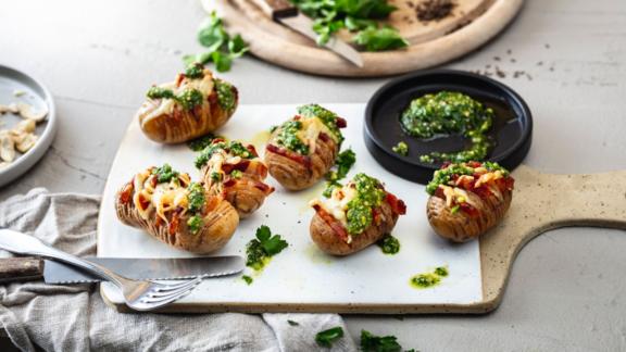 HANDOUT - Typisches Mittsommer-Gericht: Wie ein Fächer eingeschnittene Hasselback-Kartoffeln. Foto: KMG/die-kartoffel.de/dpa-tmn - ACHTUNG: Nur zur redaktionellen Verwendung im Zusammenhang mit dem genannten Text und nur bei vollständiger Nennung des vorstehenden Credits HANDOUT - Typisches Mittsommer-Gericht: Wie ein Fächer eingeschnittene Hasselback-Kartoffeln. Foto: KMG/die-kartoffel.de/dpa-tmn - ACHTUNG: Nur zur redaktionellen Verwendung im Zusammenhang mit dem genannten Text und nur bei vollständiger Nennung des vorstehenden Credits