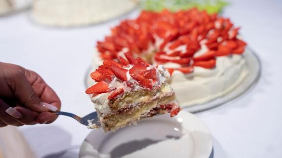 Für die Mansikkakakku, die finnische Erdbeertorte, hat jede Familie ihr eigenes Rezept. Sie ist ein Muss auf der Mittsommer-Party. Foto: Florian Schuh/dpa-tmn Für die Mansikkakakku, die finnische Erdbeertorte, hat jede Familie ihr eigenes Rezept. Sie ist ein Muss auf der Mittsommer-Party. Foto: Florian Schuh/dpa-tmn