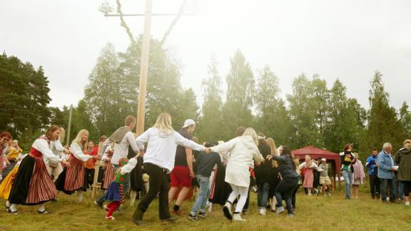 ARCHIV - Ob in Finnland oder Schweden - schon Tage vor dem Mittsommerfest gibt es nur ein Thema: Wer feiert mit wem, wann, wo und bringt was mit. Foto: Isabelle Modler/dpa-tmn ARCHIV - Ob in Finnland oder Schweden - schon Tage vor dem Mittsommerfest gibt es nur ein Thema: Wer feiert mit wem, wann, wo und bringt was mit. Foto: Isabelle Modler/dpa-tmn