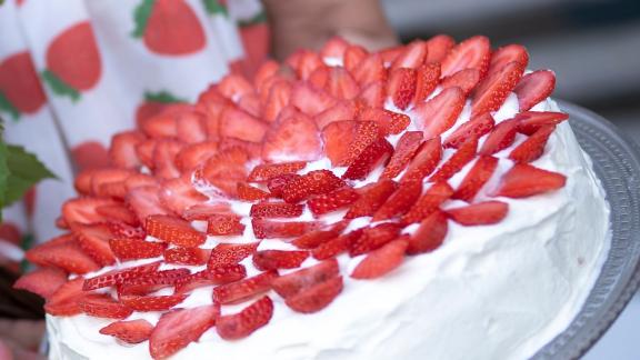 Die Erdbeertorte mit viel Sahne darf auf keinem Mittsommerfest fehlen. Foto: Florian Schuh/dpa-tmn Die Erdbeertorte mit viel Sahne darf auf keinem Mittsommerfest fehlen. Foto: Florian Schuh/dpa-tmn