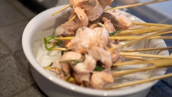 Der Lachs am Spieß wurde in einem Weißwein-Dill-Meerrettich-Sud auf dem Saunaofen gekocht und ist fertig fürs Wrap-Buffet. Foto: Florian Schuh/dpa-tmn Der Lachs am Spieß wurde in einem Weißwein-Dill-Meerrettich-Sud auf dem Saunaofen gekocht und ist fertig fürs Wrap-Buffet. Foto: Florian Schuh/dpa-tmn