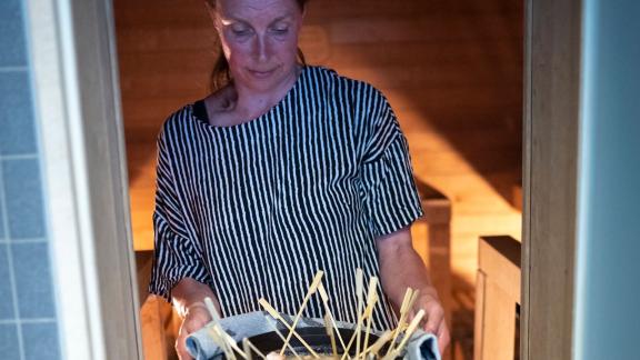 Je nach Temperatur in der Sauna, sind die Lachsspieße nach 10 bis 20 Minuten gar. Katariina Vuori trägt sie zum Mittsommer-Buffet. Foto: Florian Schuh/dpa-tmn - ACHTUNG: Nur zur redaktionellen Verwendung im Zusammenhang mit dem genannten Text Je nach Temperatur in der Sauna, sind die Lachsspieße nach 10 bis 20 Minuten gar. Katariina Vuori trägt sie zum Mittsommer-Buffet. Foto: Florian Schuh/dpa-tmn - ACHTUNG: Nur zur redaktionellen Verwendung im Zusammenhang mit dem genannten Text