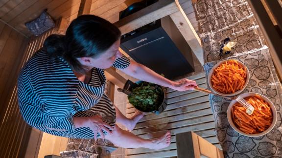 Die Sauna als Küche: Karottensticks fürs Wrap-Buffet werden auf dem Saunaofen gebrutzelt. Foto: Florian Schuh/dpa-tmn Die Sauna als Küche: Karottensticks fürs Wrap-Buffet werden auf dem Saunaofen gebrutzelt. Foto: Florian Schuh/dpa-tmn