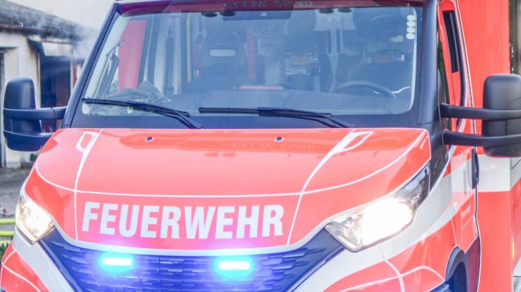 Brand in Ellwangen-Neunheim, 15.06.2022, Baden-Württemberg, Ellwangen an der Jagst: Feuerwehrleute löschen am Morgen de