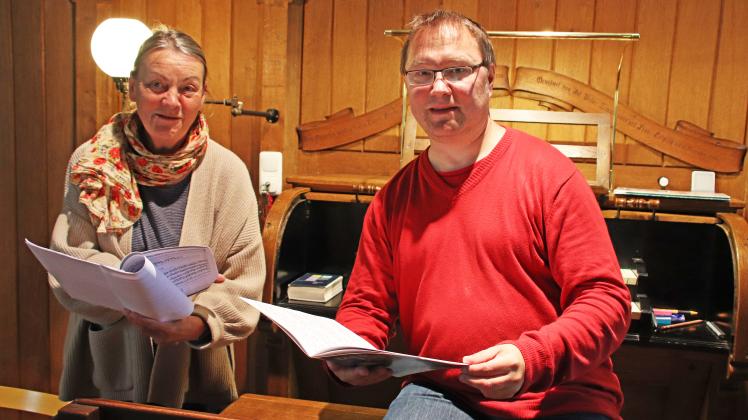 Gemeindepädagogin Kirsten Schön und Kantor Dr. Volker Klaukien proben das Orgelmärchen „Die Kirschin Elfriede“ für die nächsten Kinder-Familien-Andacht in der Sternberger Kirche.