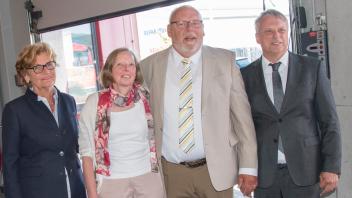 Der Bürgervorsteher Siegfried Klaus (Mitte) mit seiner Frau Gudrun und die die neue Bürgervorsteherin Jutta Zillmann (links) mit Lütjenburgs Bürgermeister Dirk Sohn.