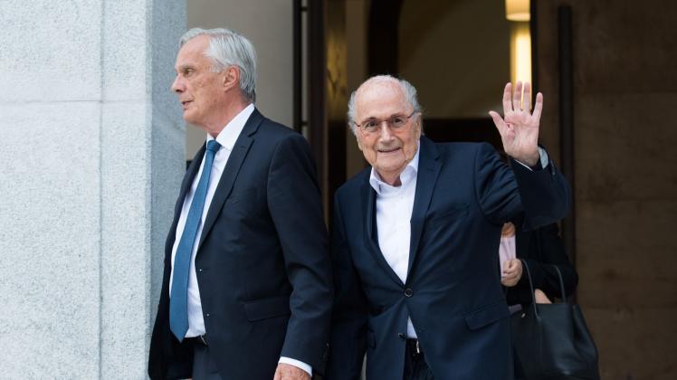 Joseph Blatter (r) und sein Anwalt Lorenz Erni verlassen das Bundesstrafgericht in Bellinzona. Foto: Alessandro Crinari/KEYSTONE/TI-PRESSKEYSTONE/dpa