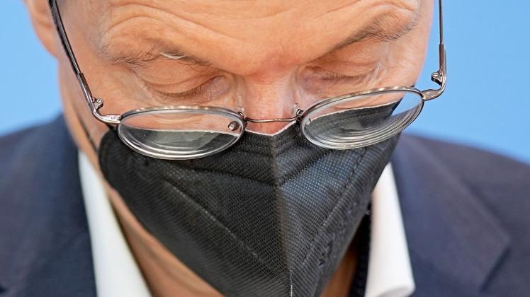 Bundesgesundheitsminister Karl Lauterbach empfiehlt, Masken in Innenräumen zu tragen. Foto: Michael Kappeler/dpa