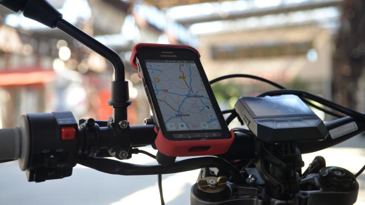 Prof. Jürgen Adamek vom Campus Lingen hat eine neuartige Smartphone-Halterung für Motorräder erfunden.
