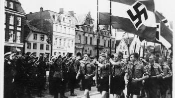 Die Hitlerjugend versammelte sich auch am Glückstädter Markt zahlreich.