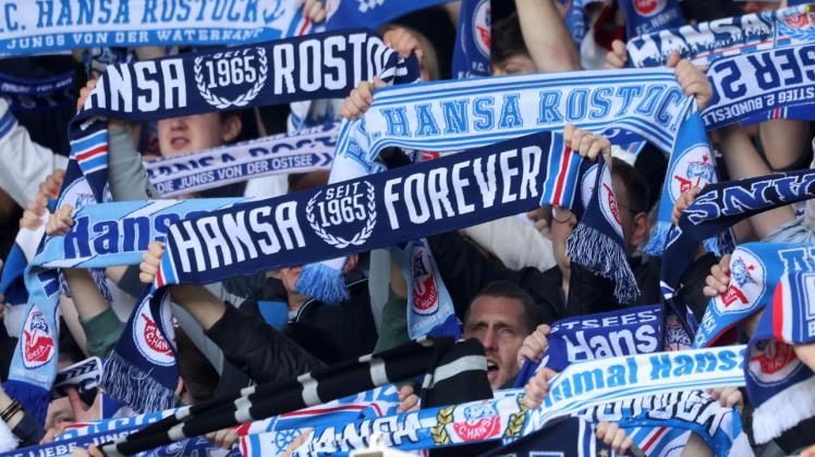 Die Fans von Hansa Rostock fiebern der neuen Saison in der 2. Fußball-Bundesliga entgegen. Bislang haben die Ostseestädter mehr als 13 000 Dauerkarten verkauft.