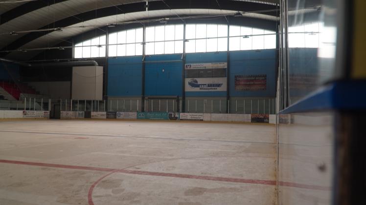 Betonboden statt Eislauffläche. Die gesperrte Nordhorner Eissporthalle wirkt verwaist.