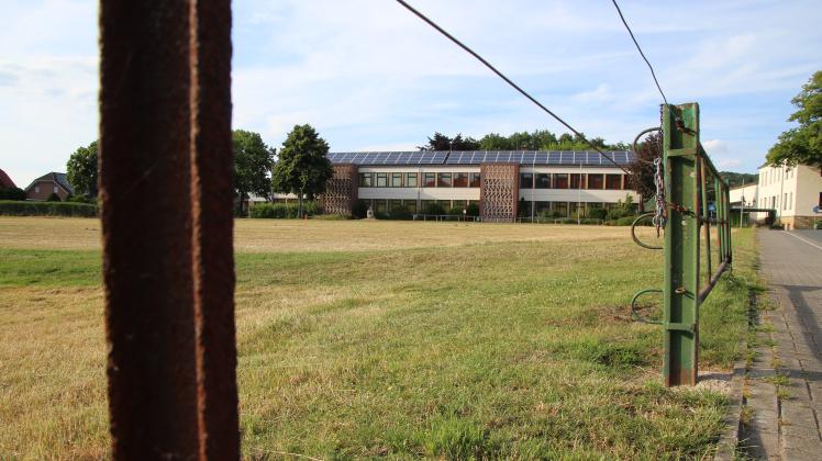 Auf dieser Fläche südlich der Grundschule Gellenbeck plant die Gemeinde Hagen a.T.W. den Bau einer neuen Kindertagesstätte. Juni 2022