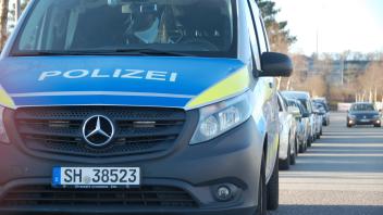Symbolfoto: Ein Polizeiauto in Schleswig.