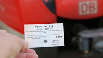 01.06.2022 Das 9 Euro Ticket ermöglicht die Fahrt in den meisten Regionalbahnen und im Nahverkehr, bundesweit. Es kann
